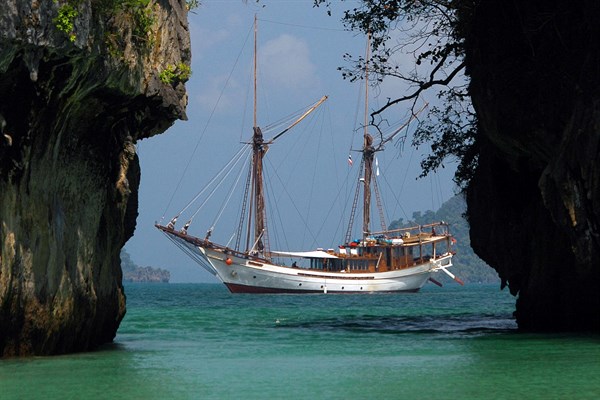 Silolona Sailing Boat Indonesia 1
