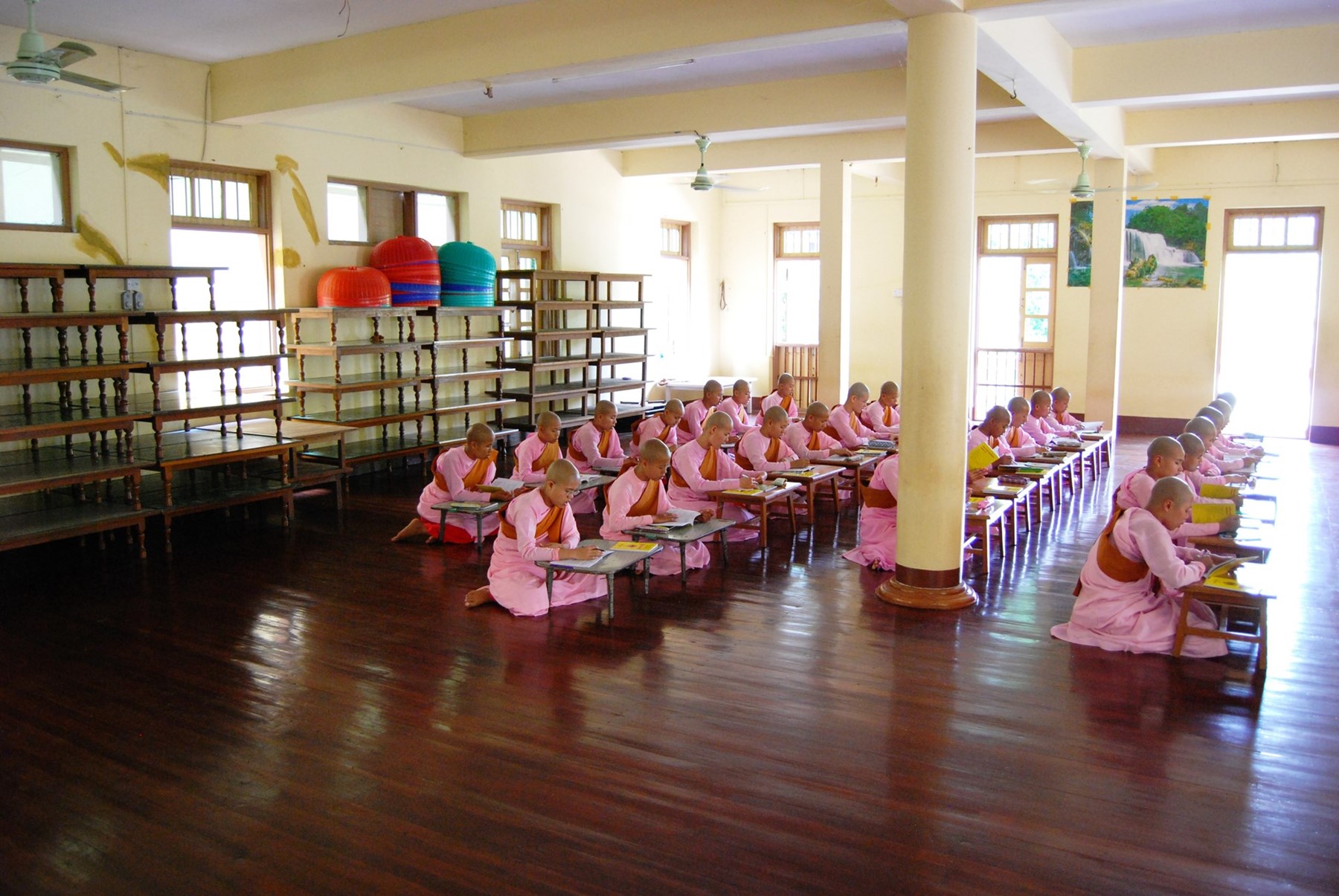 BURMA - Amarapura - Buddhist nuns