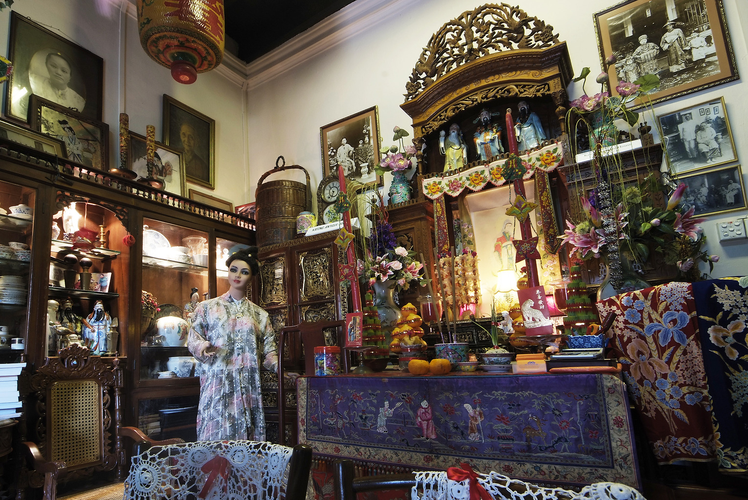 SINGAPORE An Antique Shop Of Peranakan Culture In Katong