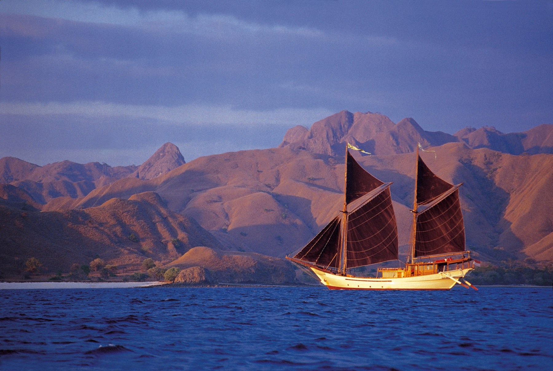 Silolona Sailing Boat Indonesia 13