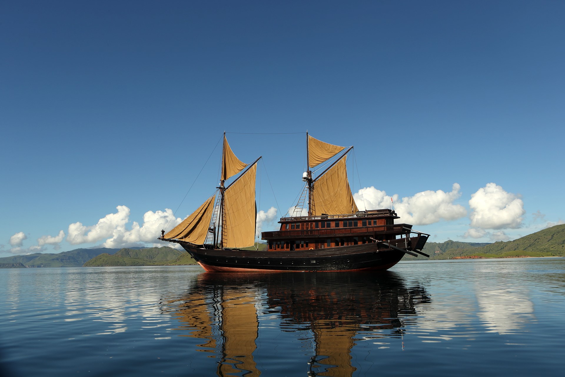 Alila Purnama Luxury Sailing Indonesia 12 