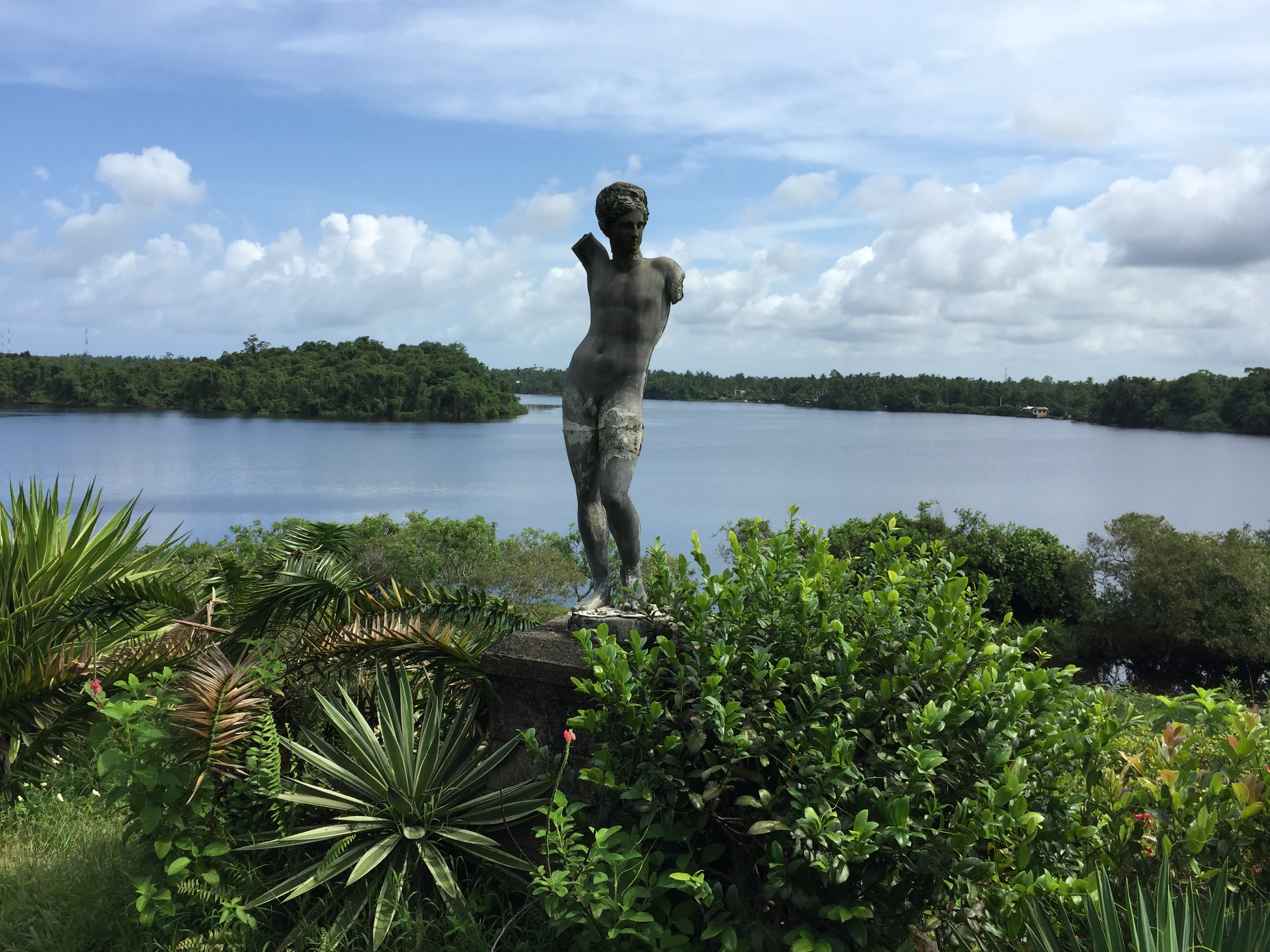 SRI LANKA - Statue In Lunuganga Sri Lanka