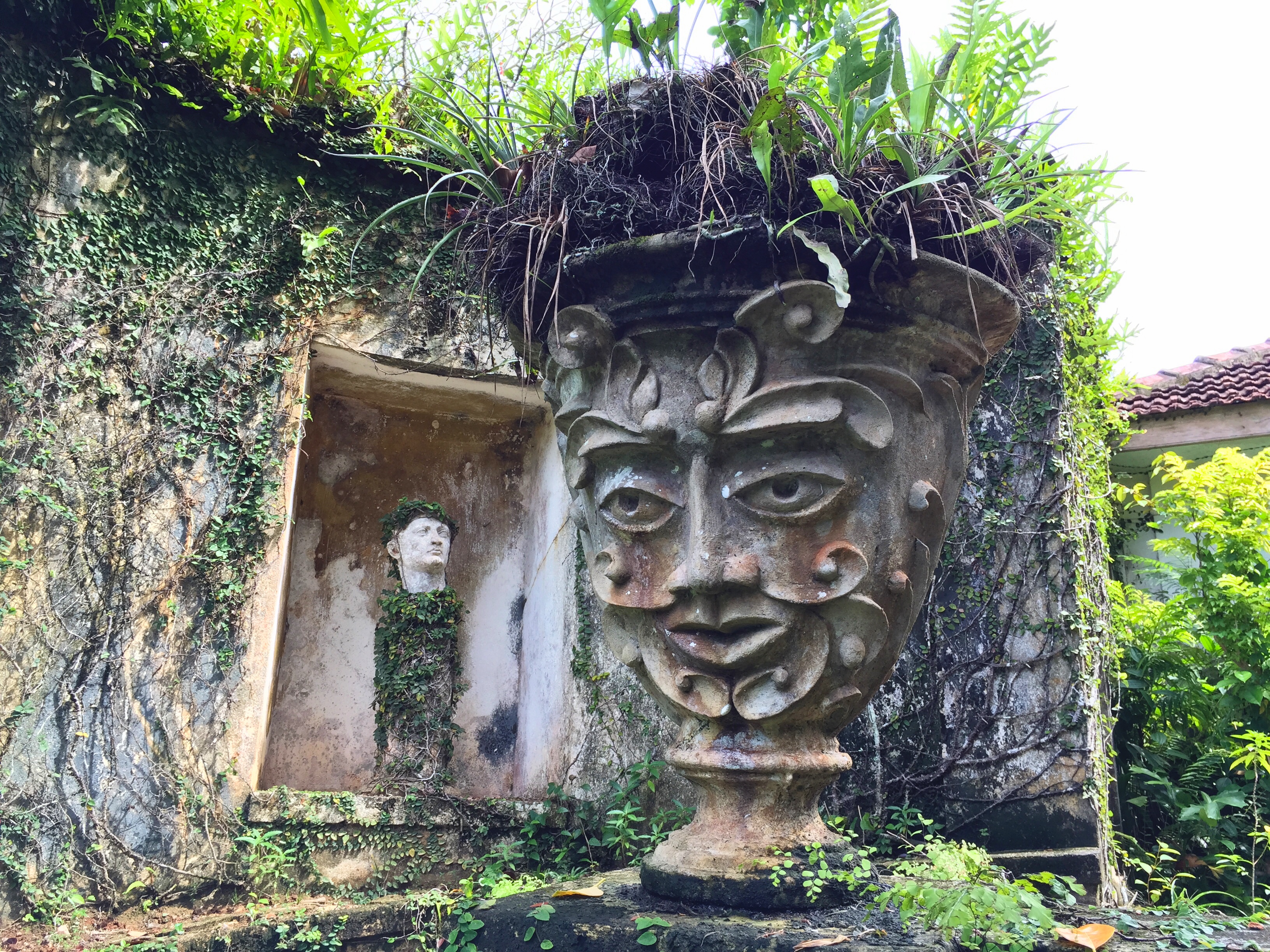 SRI LANKA - Flowerpot By Bevis Bawa Lunuganga Sri Lanka