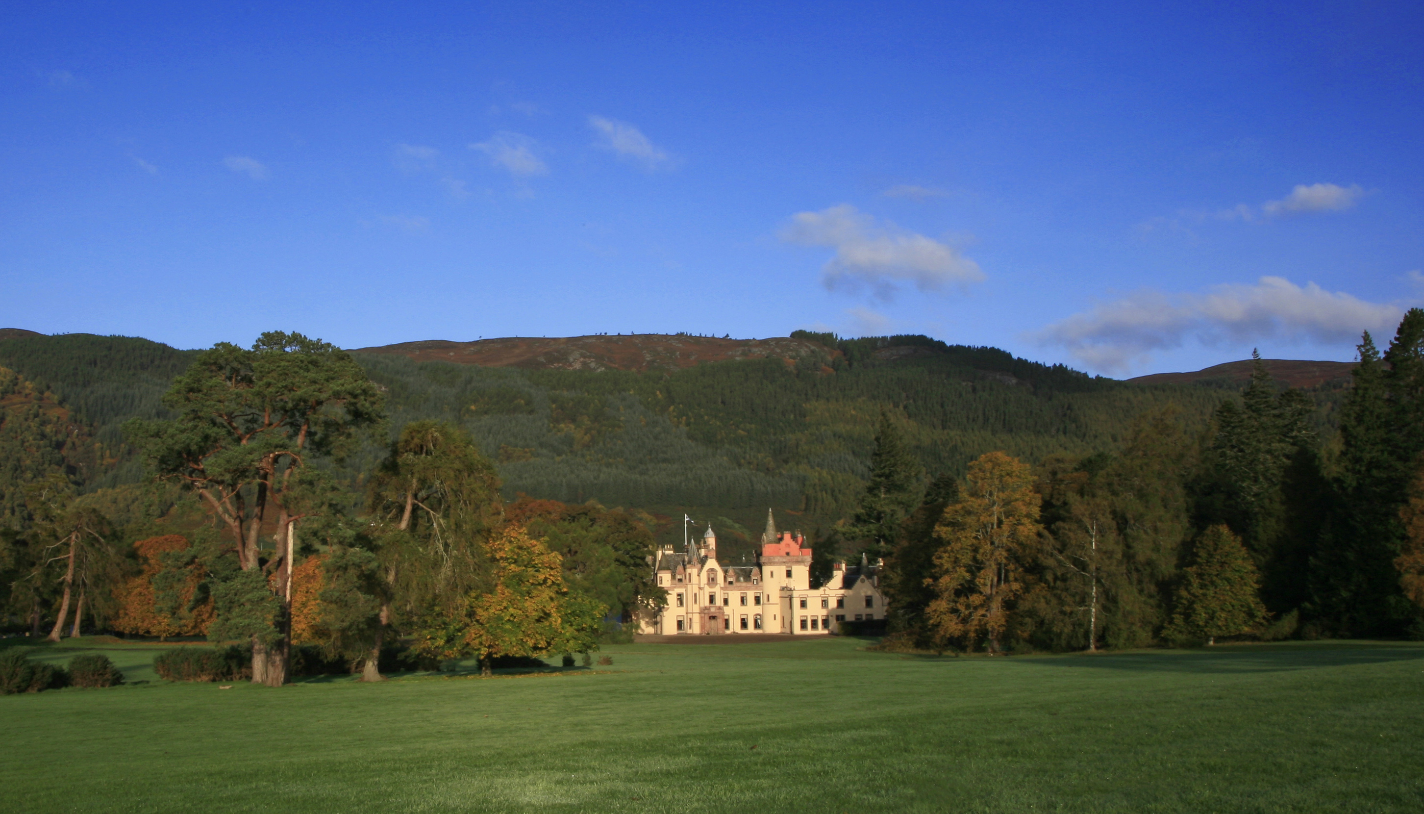 Aldourie Castle Loch Ness Scotland UK 7  (1)