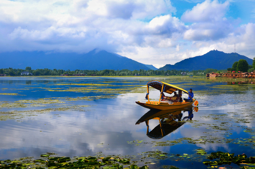 Dal Lake, Srinagar, Kashmir, North India.jpg
