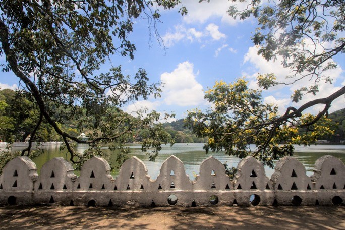 Kandy Lake, Sri Lanka.jpg