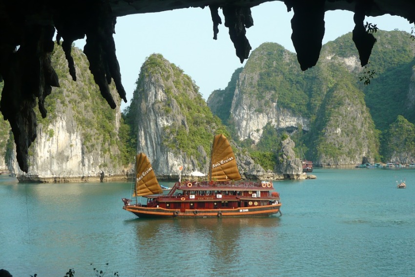 Halong Bay, Vietnam 3.jpg