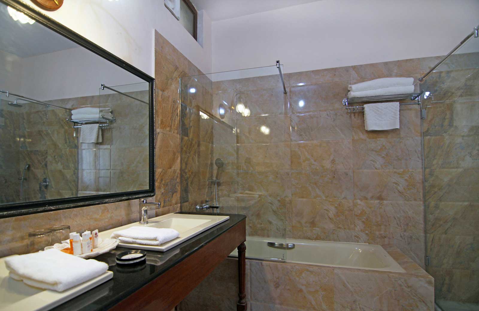 Amar Mahal, Orchha, North India 3.jpg