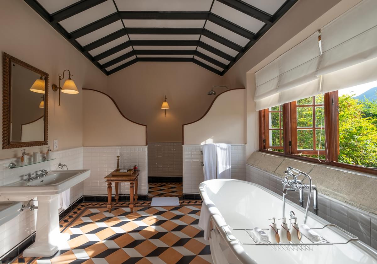Tientsin Bungalow - Irvine Stewart Master Suite - Bathroom - Medium.jpg