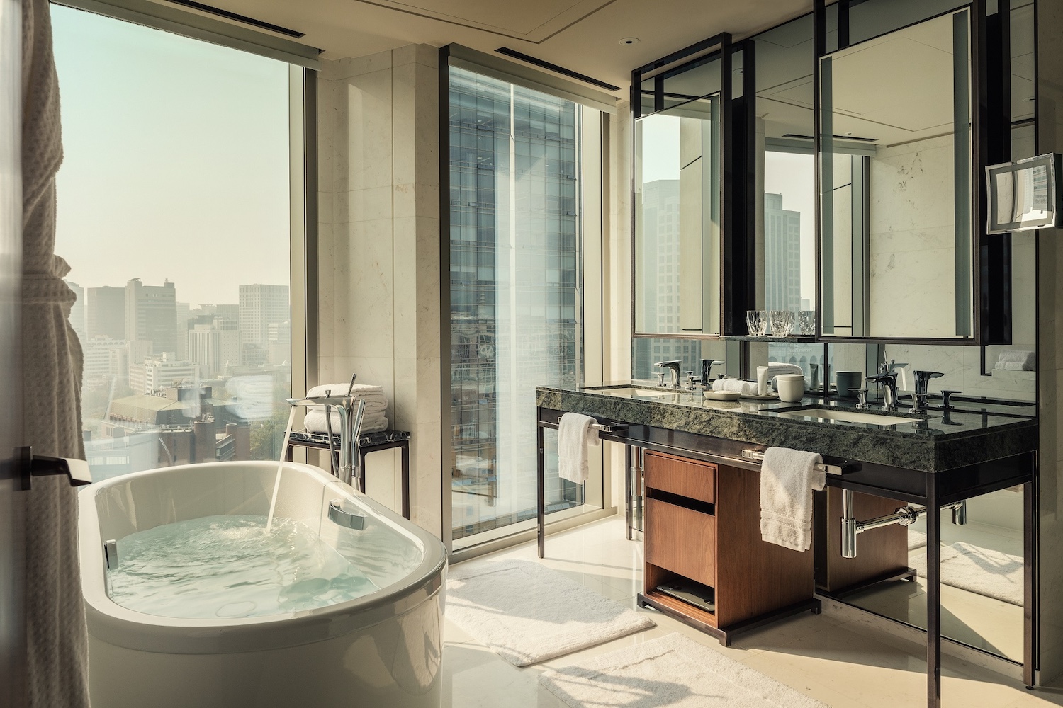 Executive Suite_bathroom, Four Seasons Seoul, Seoul, South Korea.jpg